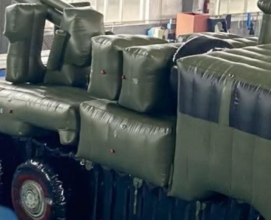 Self-propelled howitzer decoy — Detail view